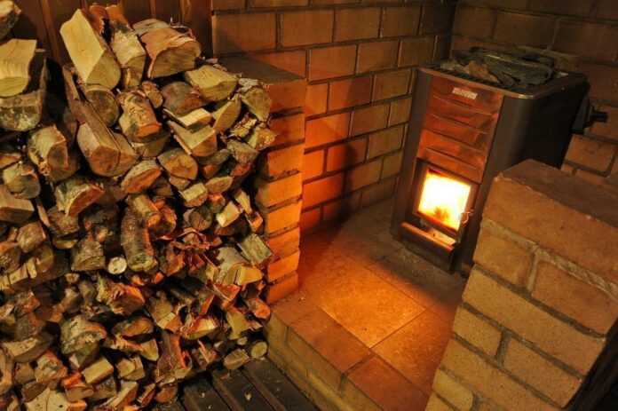 Как правильно подобрать древесину для заготовки дров для камина или печи